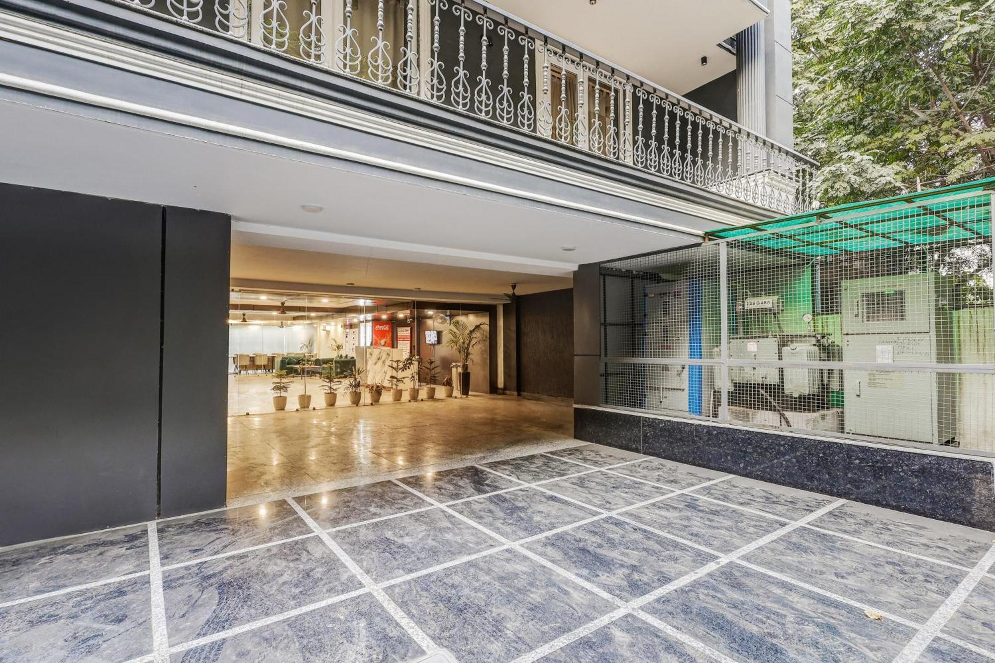Super Townhouse Oak Udyog Vihar Hotel Gurgáon Kültér fotó